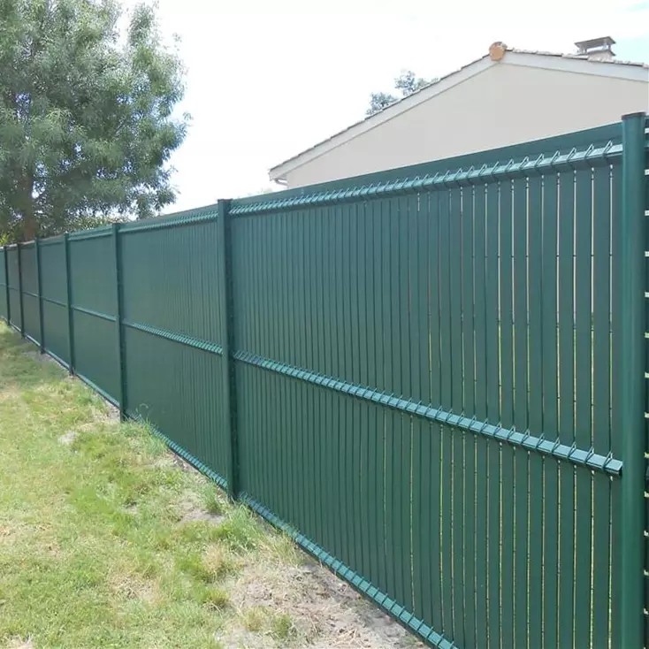 房子周围的围栏 - 塑料外壳 pvc