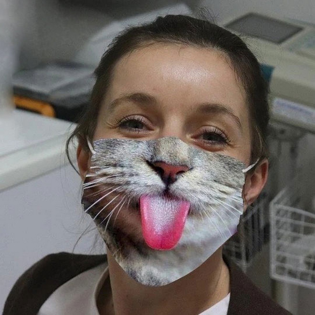戴着舌头的小猫脸上的面具