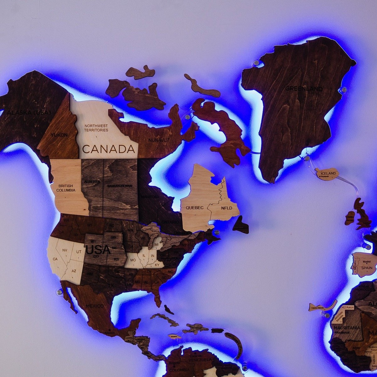 墙上的背光木制世界地图