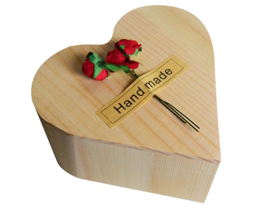 木头心形盒子里的玫瑰