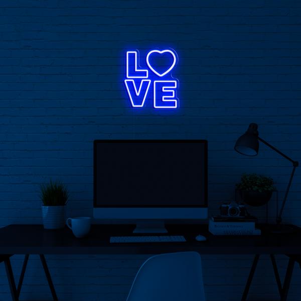 墙上的霓虹灯 LED 标志 - 3D logo LOVE - 尺寸为 50 厘米