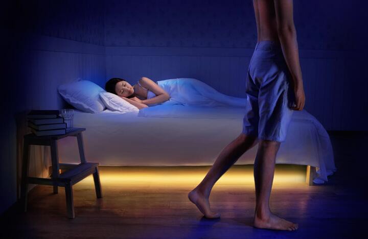 床头运动传感器下方的LED灯条
