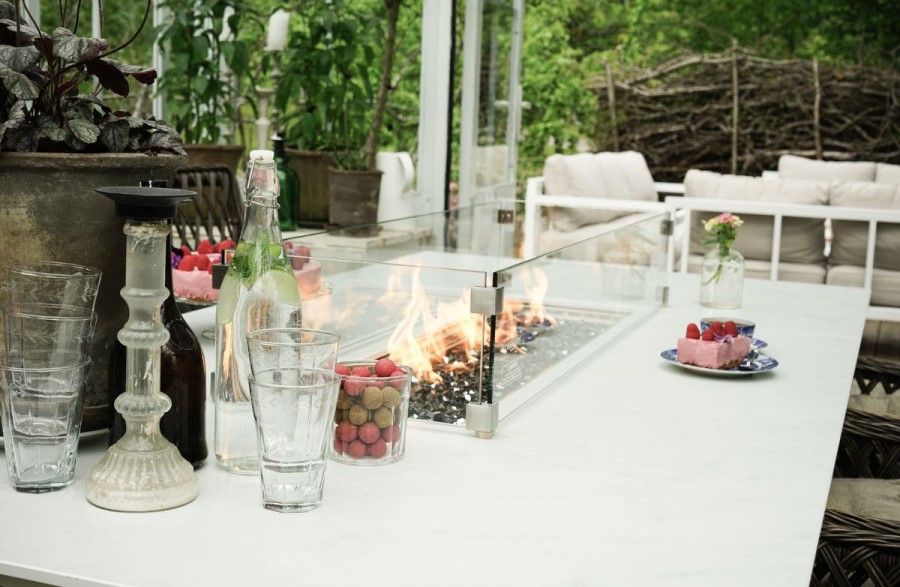 花园的壁炉和桌子