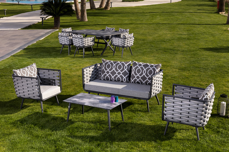 花园或露台的豪华座椅采用高品质铝制结构，呈优雅的灰色