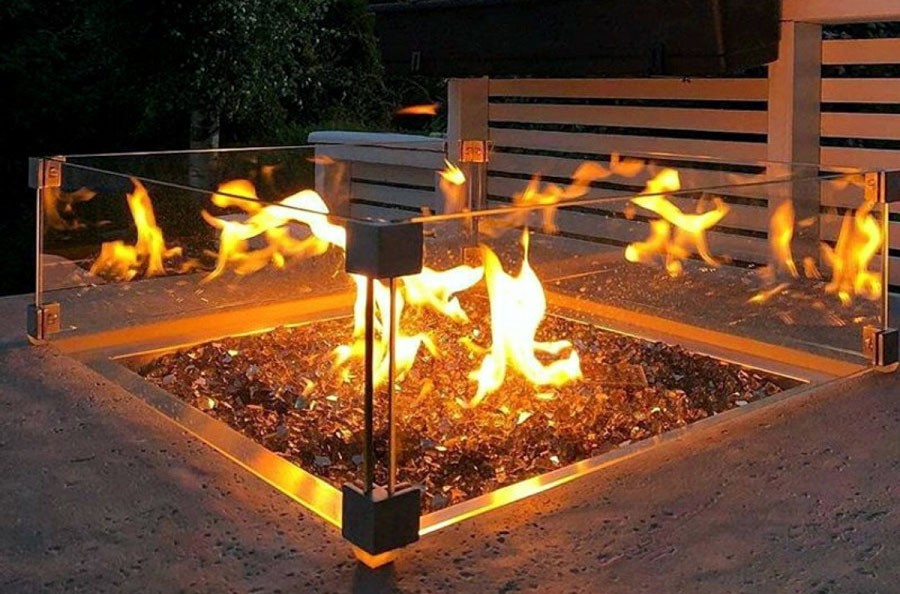 带燃气壁炉的户外餐桌 — 花园壁炉