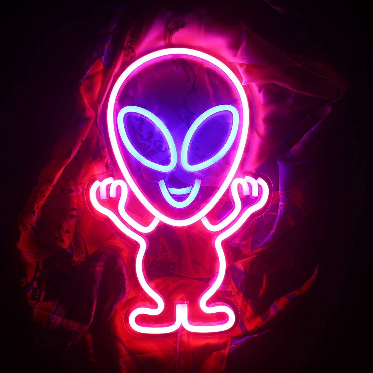 led霓虹灯标志照在墙上——外星人